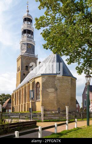 Die große Kirche (Grote Kerk) im Zentrum der friesischen Stadt Hindeloopen in den Niederlanden. Stockfoto