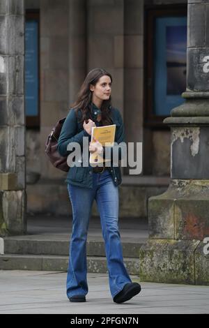 Schauspielerin Meg Bellamy, die Kate Middleton spielt und Dreharbeiten für die nächste Staffel der Krone in St. Andrews, Schottland, durchführt. Foto: Freitag, 17. März 2023. Stockfoto