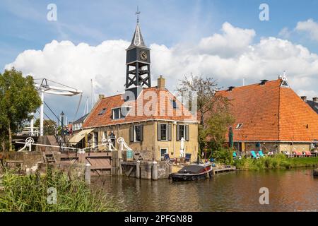 Schließen Sie sich in das malerische Dorf Hindeloopen in Friesland ein Stockfoto