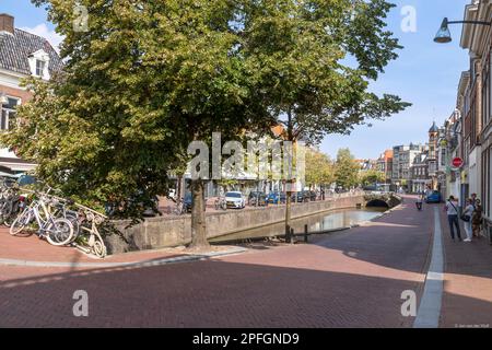 Kanal- und Kanalhäuser im Zentrum von Leeuwarden. Stockfoto