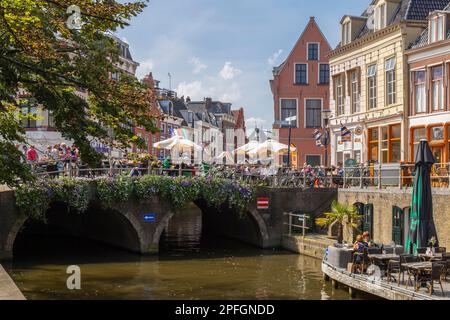 Stadtleben im Zentrum von Leeuwarden im Norden der Niederlande. Stockfoto