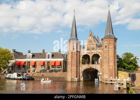 Altes mittelalterliches Wassertor im Zentrum der niederländischen Stadt Sneek in Friesland. Stockfoto