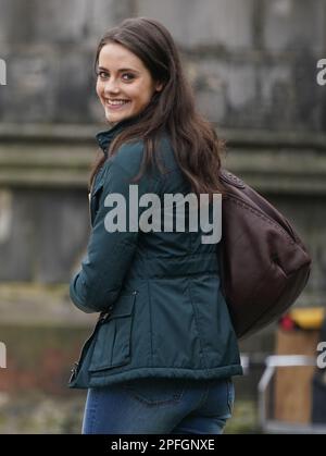 Schauspielerin Meg Bellamy, die Kate Middleton spielt und Dreharbeiten für die nächste Staffel der Krone in St. Andrews, Schottland, durchführt. Foto: Freitag, 17. März 2023. Stockfoto