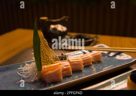 Kombiniert mit verschiedenen japanischen Sushi auf einem eleganten blauen Teller. Stockfoto