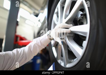 Der Mechaniker wechselt das Autorad in der Kfz-Reparaturwerkstatt Stockfoto