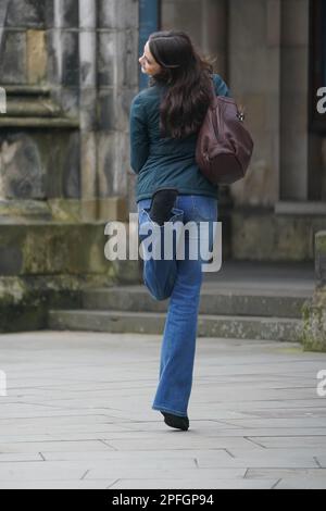 Schauspielerin Meg Bellamy, die Kate Middleton spielt und Dreharbeiten für die nächste Staffel der Krone in St. Andrews, Schottland, durchführt. Foto: Freitag, 17. März 2023. Stockfoto