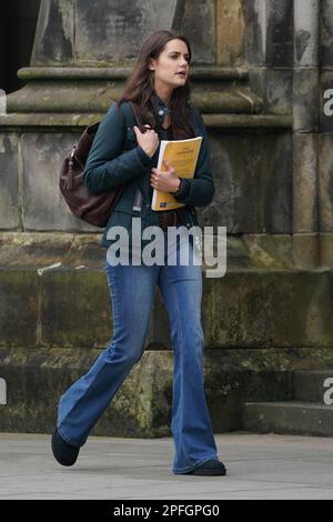 Schauspielerin Meg Bellamy, die Kate Middleton spielt und Dreharbeiten für die nächste Staffel der Krone in St. Andrews, Schottland, durchführt. Foto: Freitag, 17. März 2023. Stockfoto