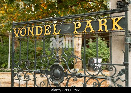 Goldene Buchstaben auf dem Tor am Eingang zum Vondelpark, in der Nähe des Leidseplein in Amsterdam, Niederlande. Stockfoto