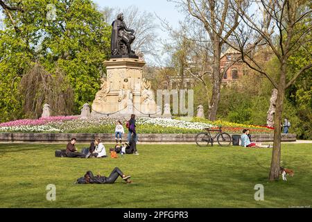 Beliebter Ort für junge Leute im Vondelpark in der Nähe der großen Vondel-Statue im Vondelpark in Amsterdam. Stockfoto