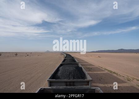 Blick vom Gipfel des Eisenerzzugs von Zouerat nach Nouadhibou in Mauretanien, über die Sahara. Stockfoto