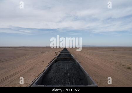 Blick vom Gipfel des Eisenerzzugs von Zouerat nach Nouadhibou in Mauretanien, über die Sahara. Stockfoto