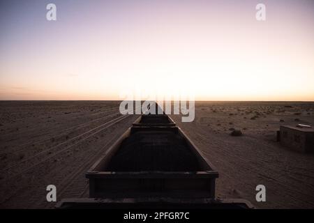 Blick vom Gipfel des Eisenerzzugs von Zouerat nach Nouadhibou in Mauretanien, über die Sahara. Stockfoto