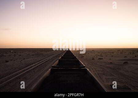 Blick vom Gipfel des Eisenerzzugs von Zouerat nach Nouadhibou in Mauretanien, über die Sahara. Stockfoto