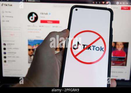 Kaunas, Litauen - 2023, März 17: TikTok-Verbot auf Smartphone. TIK tok App-Verbot in verschiedenen Ländern weltweit. Hochwertiges Foto Stockfoto