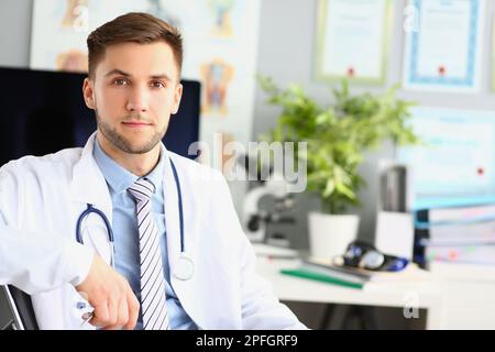 Porträt eines jungen Arzttherapeuten-Kardiologen in der Klinik Stockfoto