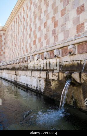 Italien, L'Aquila, Brunnen der 99 Ausbrüche (Fontana delle 99 Cannelle) Stockfoto
