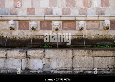 Italien, L'Aquila, Brunnen der 99 Ausbrüche (Fontana delle 99 Cannelle) Stockfoto