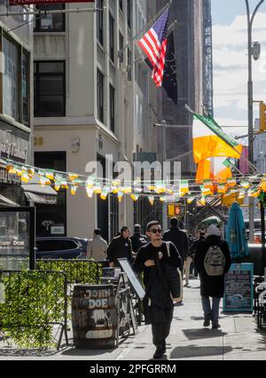 The John Doe, Irish Pub in der Fifth Avenue, dekoriert mit irischen Flaggen für die jährliche St. Patrick's Day Celebrations, 2023, New York City, USA Stockfoto