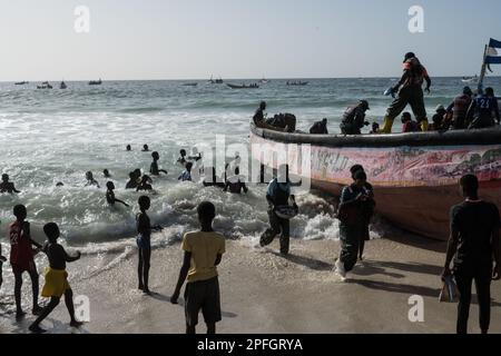 Afrikanische Fischer, die den Fischfang des Tages entladen. Port de Peche, Nouakchotts berühmter Fischmarkt, Plage des Pecheurs. Mauretanien. Stockfoto