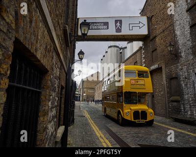 Dublin, Irland - 09 25 2015: Klassischer gelber Doppeldeckerbus in der Guinness Bierbrauerei in Dublin Stockfoto