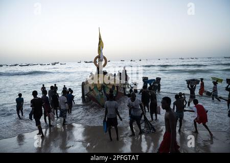 Afrikanische Fischer, die den Fischfang des Tages entladen. Port de Peche, Nouakchotts berühmter Fischmarkt, Plage des Pecheurs. Mauretanien. Stockfoto