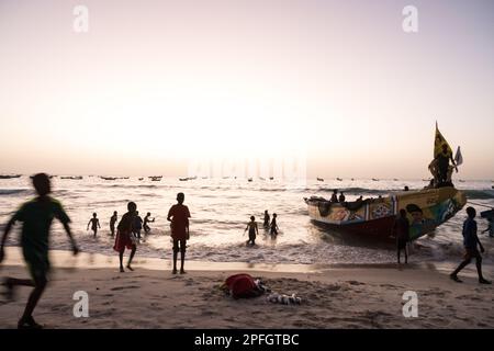 Afrikanische Fischer, die den Fischfang des Tages entladen. Port de Peche, Nouakchotts berühmter Fischmarkt, Plage des Pecheurs. Mauretanien. Stockfoto