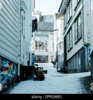 Stavanger, Norwegen, März 10 2023, historische Altstadt Stavanger hölzerne verkleidete Gebäude ohne Menschen und liegender Schnee Stockfoto