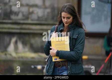 Schauspielerin Meg Bellamy, die Kate Middleton spielt und Dreharbeiten für die nächste Staffel der Krone in St. Andrews, Schottland, durchführt. Foto: Freitag, 17. März 2023. Stockfoto