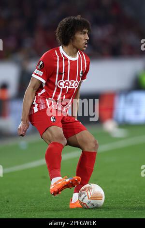 Kiliann Sildillia von SC Freiburg kontrolliert den Ball während der UEFA Europa League-Runde von 16 Second-Leg-Match zwischen SC Freiburg und dem FC Juventus am 16 2023. März im Stade Europa-Park in Freiburg. Stockfoto