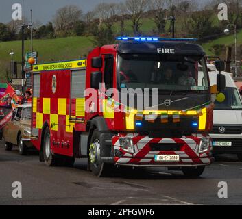 Freitag, 17. März 2023, Bantry West Cork, Irland; Bantry hieß St. Patrick's Day Parade heute. Mehr als 20 Wagen von örtlichen Schulen, Clubs und Unternehmen nahmen als Grand Marshall an Hazel Vickery Teil und wurden von der Ballingeary Pipe Band geleitet. Dies ist die 2. Parade seit der Covid-19-Pandemie. Mehr als 200 Personen sahen sich die Parade an, die von Gearoid O'Leary MC’d veranstaltet wurde. Die Bantry Fire Brigade nahm an der Parade mit 2 Geräten Teil. Credits: Ed/Alamy Live News. Stockfoto