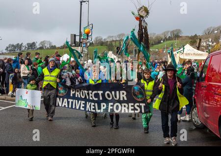 Freitag, 17. März 2023, Bantry West Cork, Irland; Bantry hieß St. Patrick's Day Parade heute. Mehr als 20 Wagen von örtlichen Schulen, Clubs und Unternehmen nahmen als Grand Marshall an Hazel Vickery Teil und wurden von der Ballingeary Pipe Band geleitet. Dies ist die 2. Parade seit der Covid-19-Pandemie. Mehr als 200 Personen sahen sich die Parade an, die von Gearoid O'Leary MC’d veranstaltet wurde. Bantry Kelp Project nahm mit einem großen Floß Teil. Credits: Ed/Alamy Live News. Stockfoto