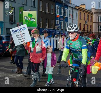 Freitag, 17. März 2023, Bantry West Cork, Irland; Bantry hieß St. Patrick's Day Parade heute. Mehr als 20 Wagen von örtlichen Schulen, Clubs und Unternehmen nahmen als Grand Marshall an Hazel Vickery Teil und wurden von der Ballingeary Pipe Band geleitet. Dies ist die 2. Parade seit der Covid-19-Pandemie. Mehr als 200 Personen sahen sich die Parade an, die von Gearoid O'Leary MC’d veranstaltet wurde. Bantry Development and Tourism Association fördert Veranstaltungen in Bantry Credit ED/Alamy Live News. Stockfoto