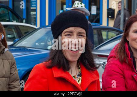 Freitag, 17. März 2023, Bantry West Cork, Irland; Bantry hieß St. Patrick's Day Parade heute. Mehr als 20 Wagen von örtlichen Schulen, Clubs und Unternehmen nahmen als Grand Marshall an Hazel Vickery Teil und wurden von der Ballingeary Pipe Band geleitet. Dies ist die 2. Parade seit der Covid-19-Pandemie. Mehr als 200 Personen sahen sich die Parade an, die von Gearoid O'Leary MC’d veranstaltet wurde. Marion O'Donovan nimmt Teil am Convent of Mercy National School Credit ED/Alamy Live News. Stockfoto