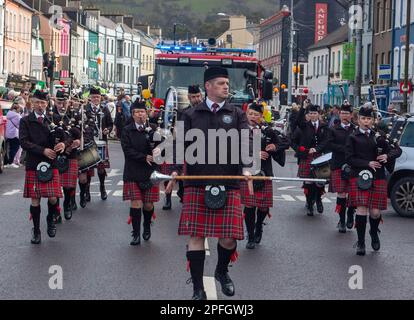 Freitag, 17. März 2023, Bantry West Cork, Irland; Bantry hieß St. Patrick's Day Parade heute. Mehr als 20 Wagen von örtlichen Schulen, Clubs und Unternehmen nahmen als Grand Marshall an Hazel Vickery Teil und wurden von der Ballingeary Pipe Band geleitet. Dies ist die 2. Parade seit der Covid-19-Pandemie. Mehr als 200 Personen sahen sich die Parade an, die von Gearoid O'Leary MC’d veranstaltet wurde. Ballingeary Pipe Band leitet die Parade Credit ED/Alamy Live News. Stockfoto