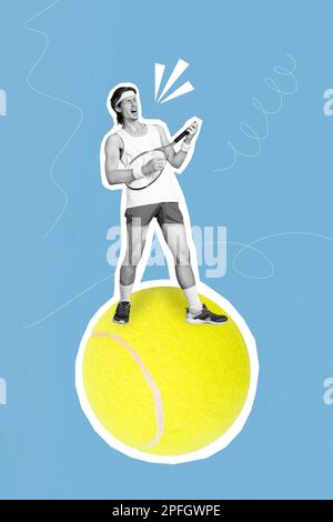 Fotovorlage Werbung Collage Art von jungen verrückten, aufgeregten Hold Tennis Racquet Profi Sportler Big Ball isoliert auf blauem Hintergrund Stockfoto
