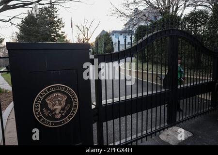 Washington, Usa. 17. März 2023. Der Eingang der Residenz von Vizepräsident Kamala Harris in den USA Naval Observatory, wird am 17. März 2023 in Washington, DC, gesehen. (Foto von Oliver Contreras/Abaca) Kredit: Abaca Press/Alamy Live News Stockfoto