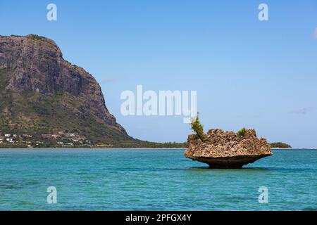 Crystal Rock, eine natürliche Felsformation vor der Südwestküste von Mauritius, in der Nähe des Berges Le Morne Stockfoto