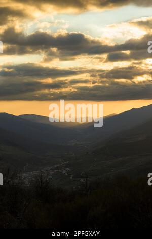 Jerte-Tal bei Sonnenuntergang vom Aussichtspunkt Tornavacas Hafen, Plasencia-Sumpf im Hintergrund Stockfoto