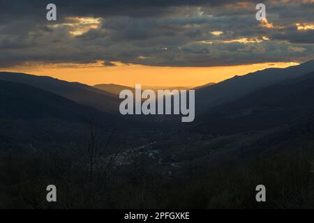 Valle del jerte bei Sonnenuntergang aus der Sicht des Hafens von Tornavacas laterale Sonne Stockfoto