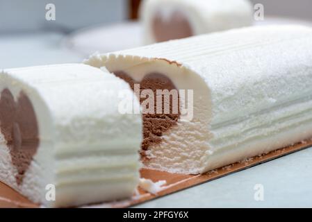 Eiscreme-Eis mit Schokoladenfüllung in Herzform. Schließen. Stockfoto
