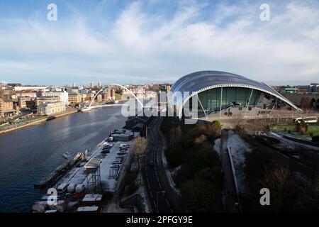Der Blick von der Spitze der Tyne Bridge in der Stadt Newcastle im Nordosten Englands mit Blick auf den Fluss Tyne in Richtung Gateshead Millennium B. Stockfoto