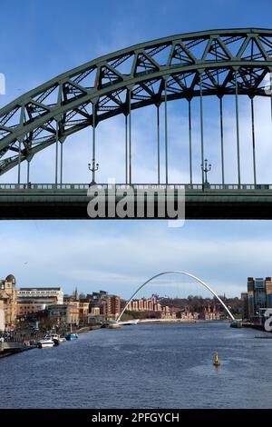 Die Tyne-Brücke im Vordergrund und die Gateshead-Millennium-Brücke in der Ferne in Newcastle im Nordosten Englands, die gewonnen hat Stockfoto