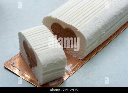 Blick von oben auf Eis, cremige Eiscreme mit Schokoladenfüllung in Herzform. Schließen. Stockfoto