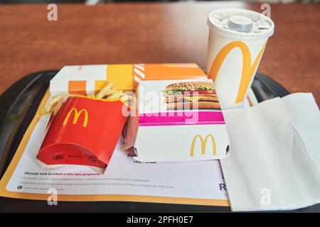 Ljubljana, Slowenien - 10. Oktober 2022: McDonalds Essen auf einem Tablett. Burger, Pommes Frites und Getränke Stockfoto