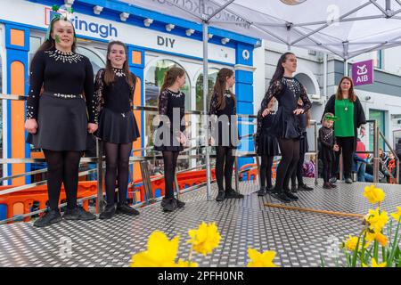 Bantry, West Cork, Irland. 17. März 2023. Bantry hielt seine St. Patrick's Day Parade heute Nachmittag vor etwa 2.000 Zuschauern. Bei der Parade trat die Scoil Rince Carney Irish Dance Group auf. Kredit: AG News/Alamy Live News Stockfoto