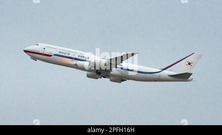 Tokio, Japan. 17. März 2023. Südkoreas Präsident Yoon Suk-Yeol an Bord der Boeing 747-8i „Code One“ verlässt den Flughafen Tokio am Donnerstag, den 17. März 2023 in Tokio, Japan. Foto: Keizo Mori/UPI Credit: UPI/Alamy Live News Stockfoto