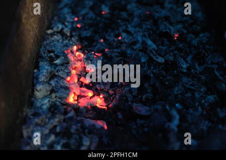 Schwelende Kohlen im Grill Stockfoto