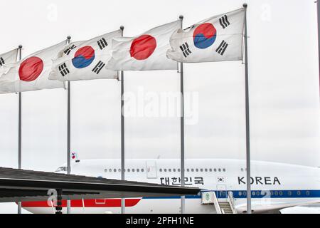 Tokio, Japan. 17. März 2023. Japanische und südkoreanische Nationalflaggen fliegen am Tokyo International Airport in Tokio, Japan, am Donnerstag, den 17. März 2023. Foto: Keizo Mori/UPI Credit: UPI/Alamy Live News Stockfoto