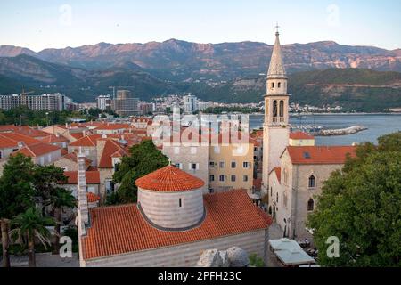 Montenegro - Budva: 6. September 2021: Blick aus der Vogelperspektive auf die Altstadt von Budva, die Adria und die Berge. Blick auf die ummauerte Stadt mit Zitadelle Stockfoto