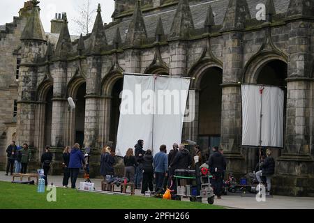 Schauspieler und Crew-Mitglieder am Set, während sie Szenen für die nächste Staffel der Krone in St. Andrews, Schottland, drehen. Foto: Freitag, 17. März 2023. Stockfoto